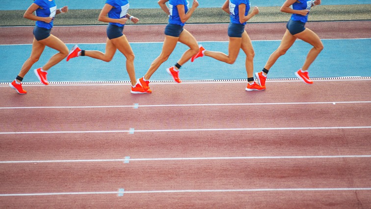 国安全队抵达北京，大兴机场内围满前来接机的国安球迷